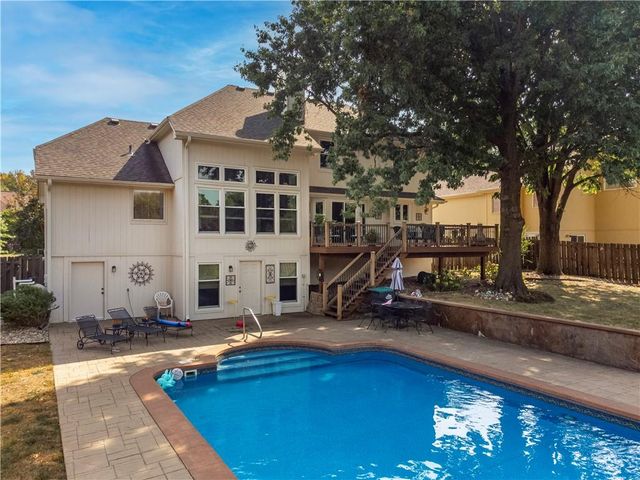 2413 SW Emerald Creek Place, Blue Springs, MO 64015