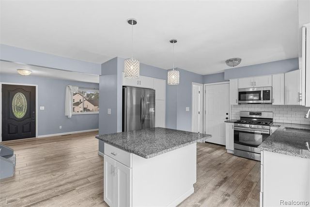 819 Alpine Trail, Fenton, MI 48430