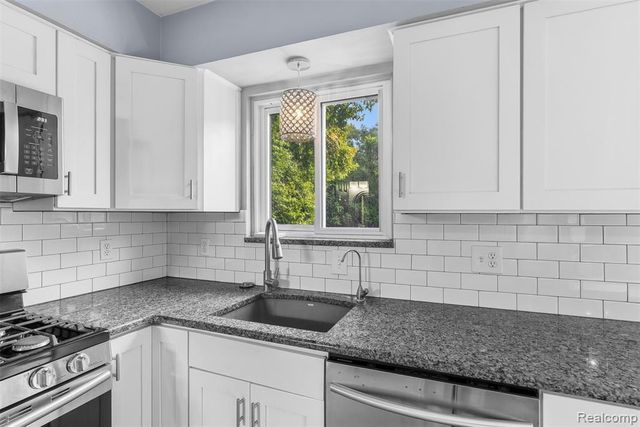819 Alpine Trail, Fenton, MI 48430