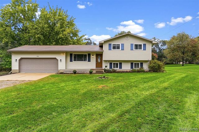 819 Alpine Trail, Fenton, MI 48430