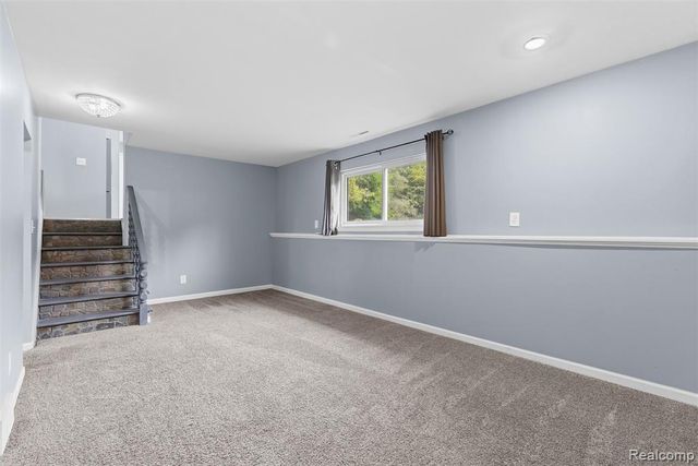 819 Alpine Trail, Fenton, MI 48430