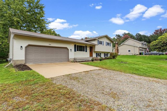 819 Alpine Trail, Fenton, MI 48430