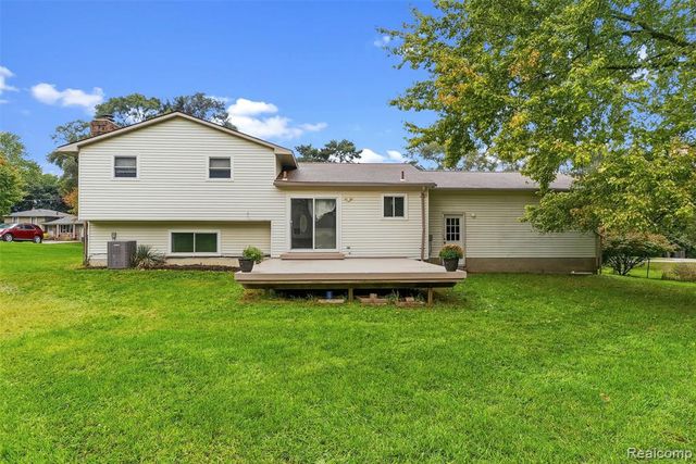 819 Alpine Trail, Fenton, MI 48430