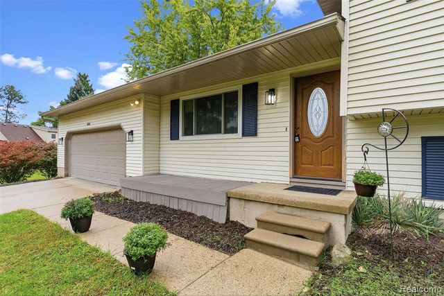 819 Alpine Trail, Fenton, MI 48430
