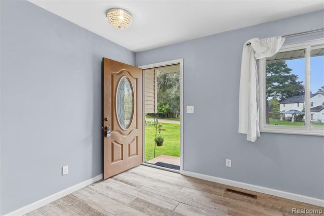 819 Alpine Trail, Fenton, MI 48430
