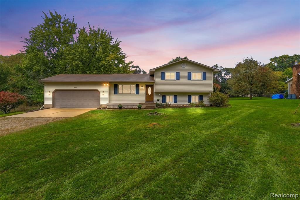 819 Alpine Trail, Fenton, MI 48430