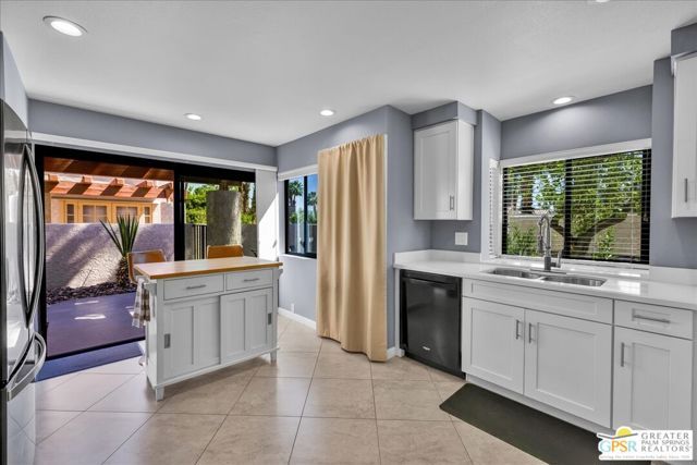 230 Canyon Circle, Palm Springs, CA 92264