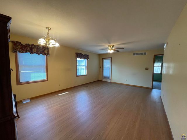 5326 SW Reeder ST, Topeka, KS 66604