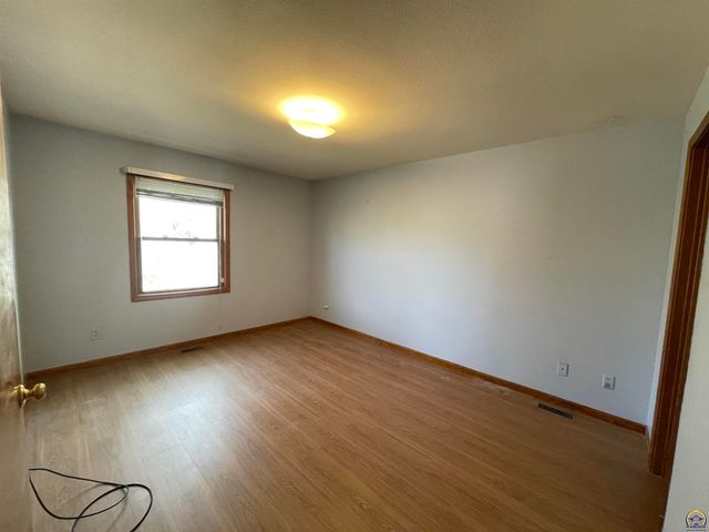 5326 SW Reeder ST, Topeka, KS 66604