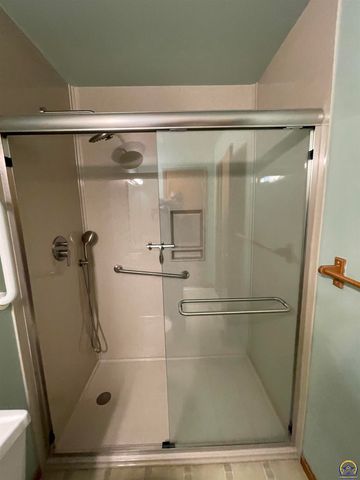 5326 SW Reeder ST, Topeka, KS 66604