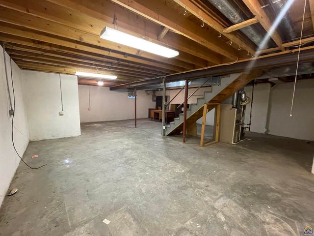 5326 SW Reeder ST, Topeka, KS 66604