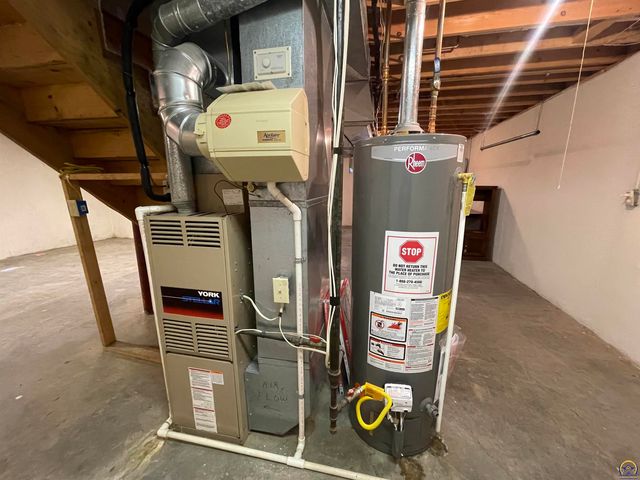 5326 SW Reeder ST, Topeka, KS 66604