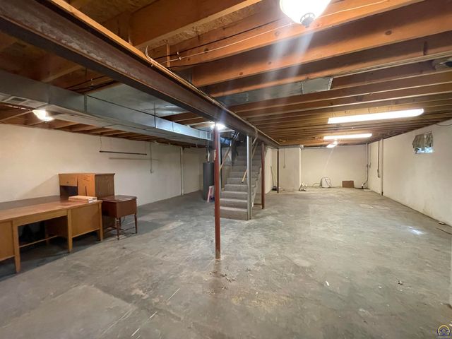 5326 SW Reeder ST, Topeka, KS 66604