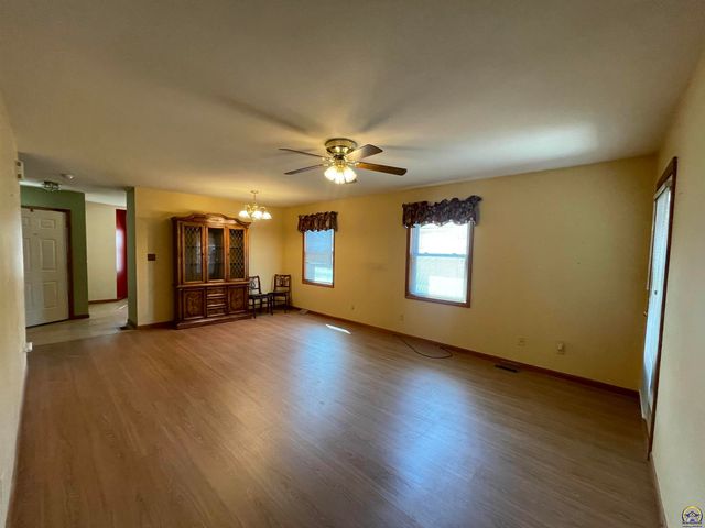 5326 SW Reeder ST, Topeka, KS 66604