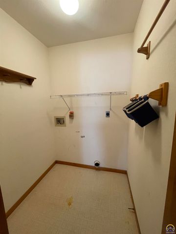 5326 SW Reeder ST, Topeka, KS 66604