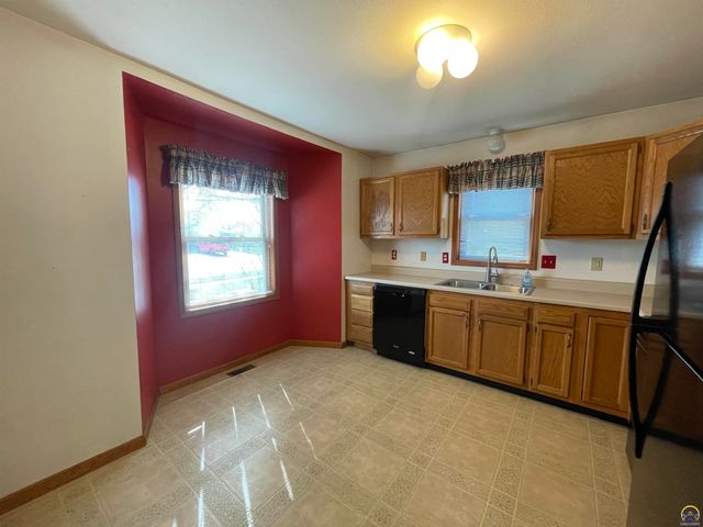 5326 SW Reeder ST, Topeka, KS 66604