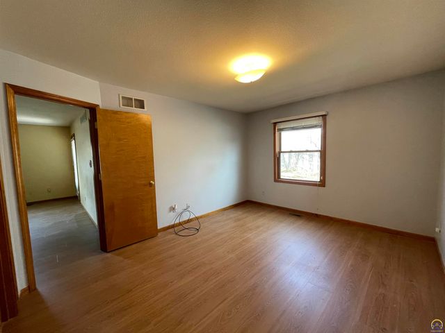 5326 SW Reeder ST, Topeka, KS 66604