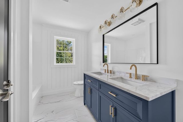 8 Morses Ln, Acushnet, MA 02743