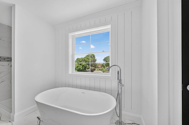 8 Morses Ln, Acushnet, MA 02743