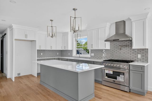 8 Morses Ln, Acushnet, MA 02743