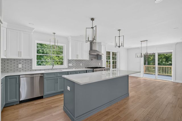 8 Morses Ln, Acushnet, MA 02743