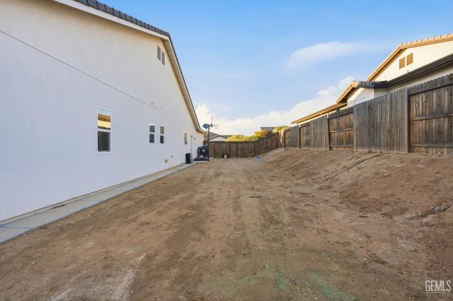12101 Marquise Drive, Bakersfield, CA 93306