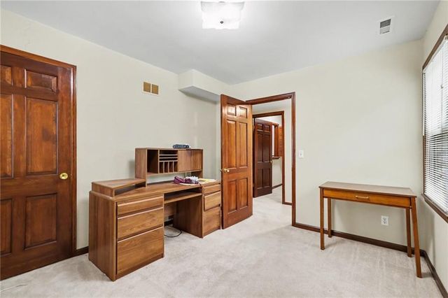 9915 Belleview Avenue, Kansas City, MO 64114