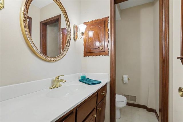 9915 Belleview Avenue, Kansas City, MO 64114