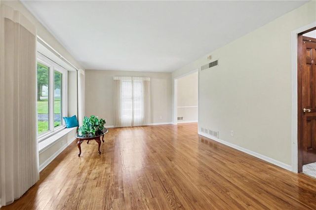 9915 Belleview Avenue, Kansas City, MO 64114
