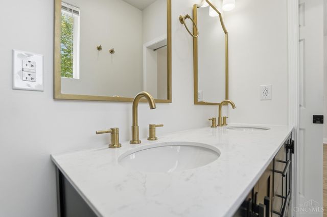 8378 Woodbine Avenue, Cincinnati, OH 45216