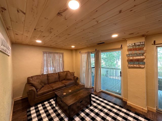 916 Riverside Lane, Blue Ridge, GA 30513