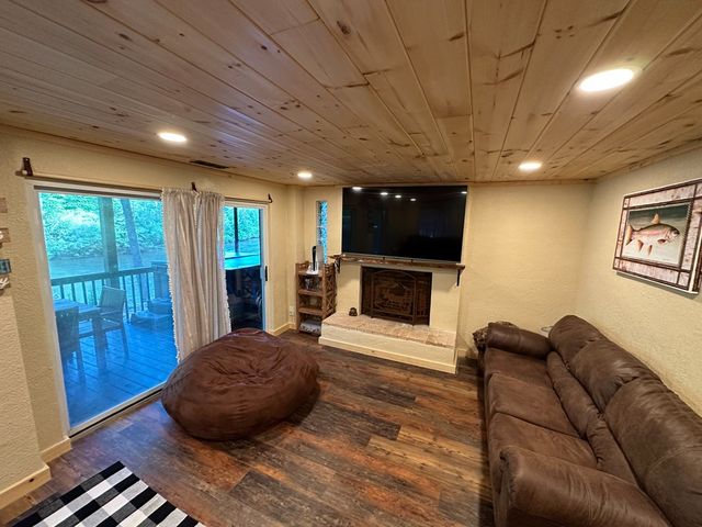 916 Riverside Lane, Blue Ridge, GA 30513