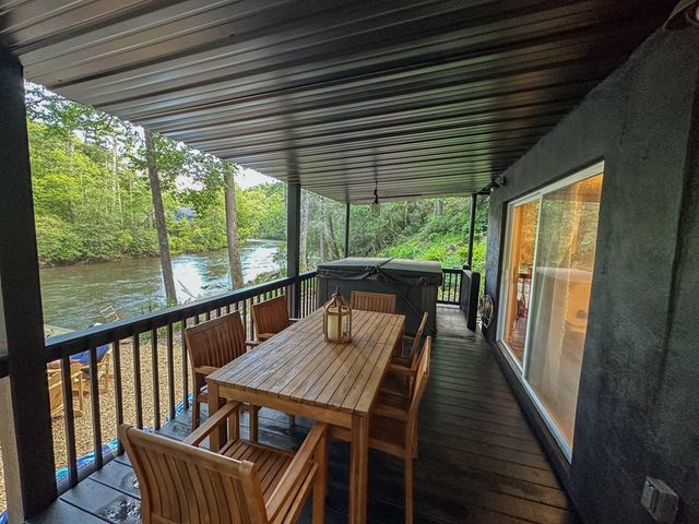 916 Riverside Lane, Blue Ridge, GA 30513