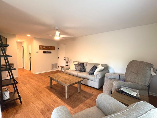 140 W Golf Road A, Libertyville, IL 60048