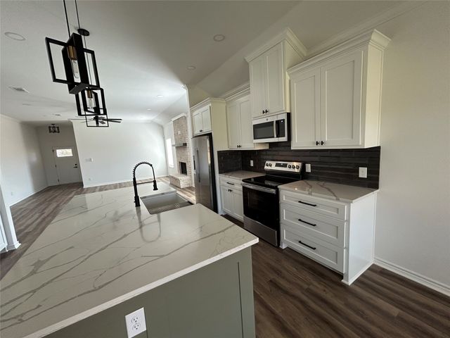 1503 W 6th Street, Mcgregor, TX 76657