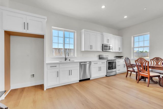 3100 Saffron Ln, Roseville, CA 95747