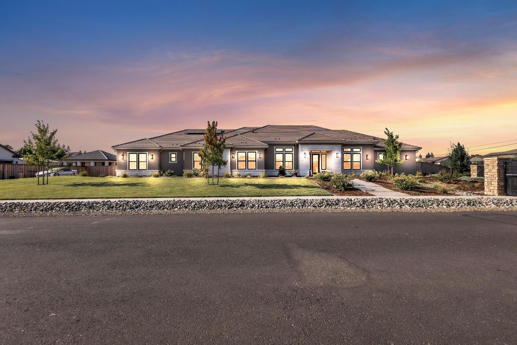 3100 Saffron Ln, Roseville, CA 95747