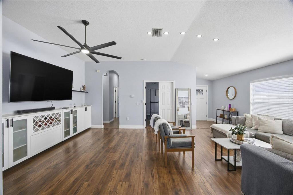 Image 6 of property listing at 7206 HAMILTON PARK BOULEVARD, Tampa, FL 33615