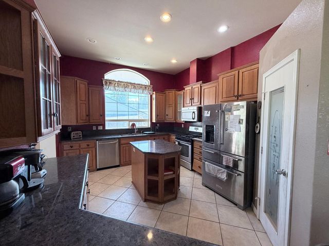 2055 Candlelight Dr, Somerset, CA 95684