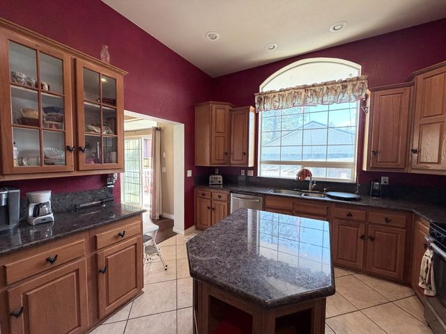 2055 Candlelight Dr, Somerset, CA 95684