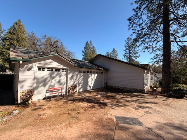 2055 Candlelight Dr, Somerset, CA 95684