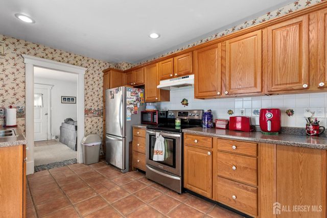 28 WILDWOOD Avenue, Fords, NJ 08863