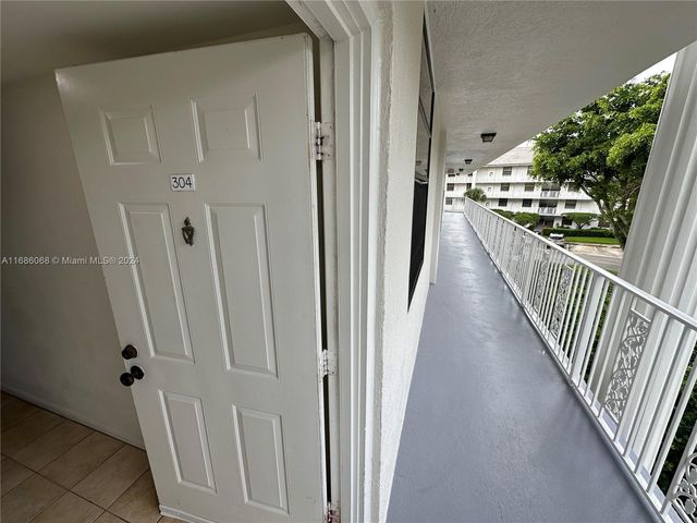 3650 Whitehall Drive 304, West Palm Beach, FL 33401