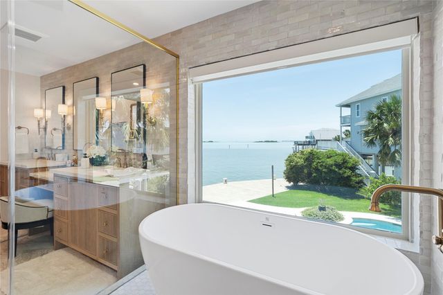 102 Lanai Street, Tiki Island, TX 77554