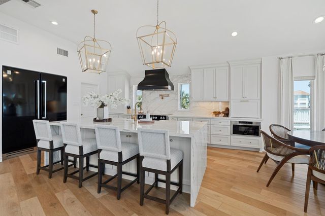 102 Lanai Street, Tiki Island, TX 77554