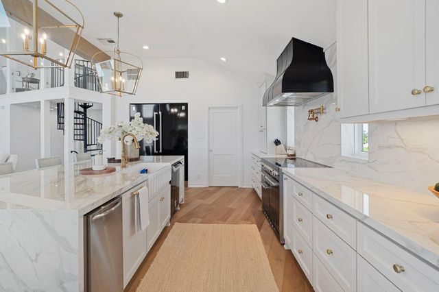 102 Lanai Street, Tiki Island, TX 77554