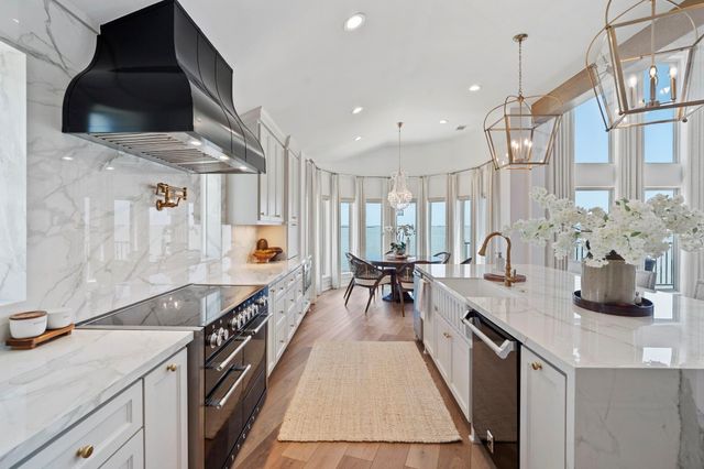 102 Lanai Street, Tiki Island, TX 77554