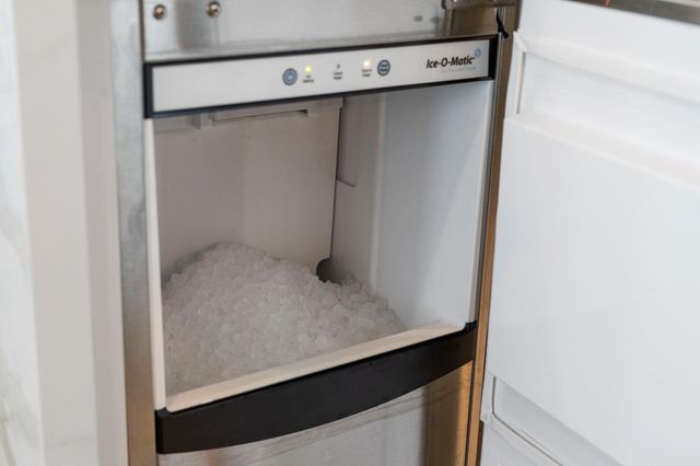 102 Lanai Street, Tiki Island, TX 77554