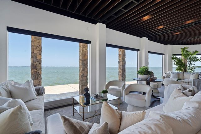 102 Lanai Street, Tiki Island, TX 77554