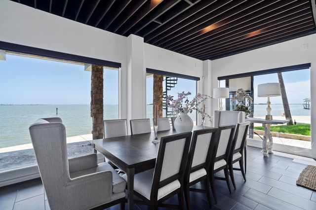 102 Lanai Street, Tiki Island, TX 77554